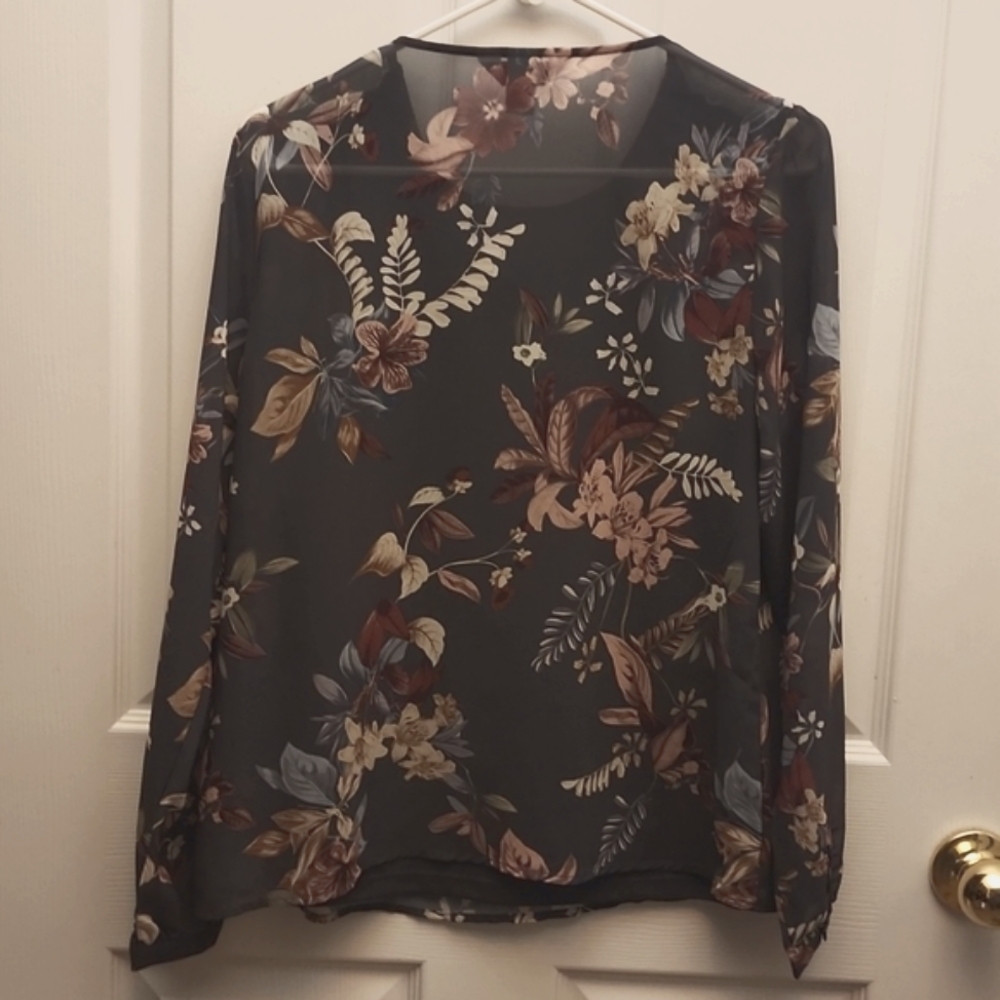⭐️Christopher & Banks gray floral top size small, sheer with built un camisole. - Picture 5 of 5